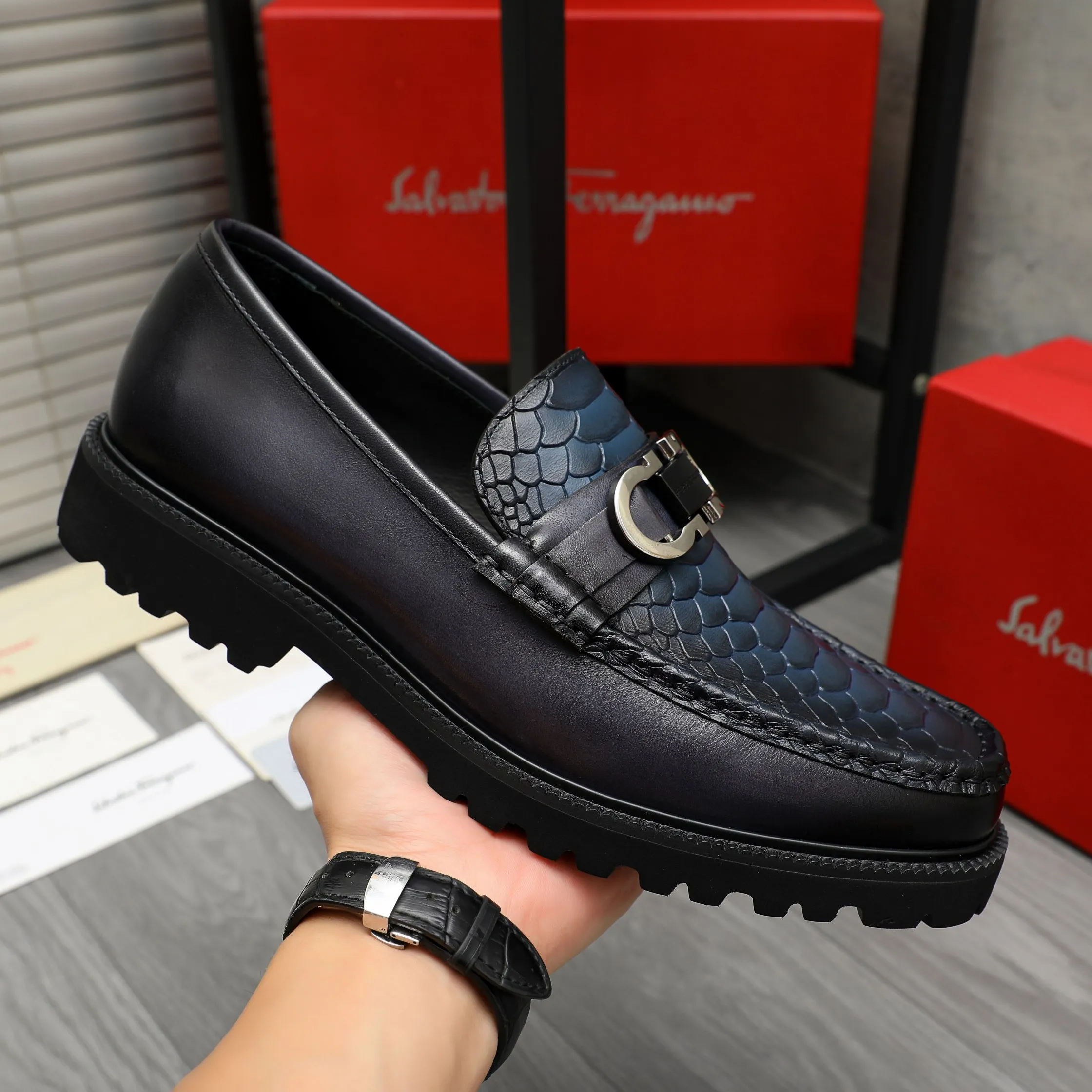 Men's shoes 💰540 Product trademark: Ferragamo "Ferragamo" business slip-on leather shoes Regular size: 38-44 (45.46 custom-made, non-returnable) Product materials: Selected high-quality color-brushed snake-print cowhide upper, cowhide lining, original outsole